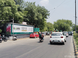Aurobindo Marg, Outside Safdarjung Airport